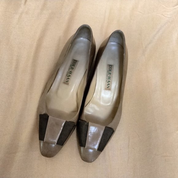 VINTAGE GENTLE & CLASSY USED COLE HANN BOW WEDGE PUMP SHOES 7B - TAN LEATHER - Picture 1 of 6